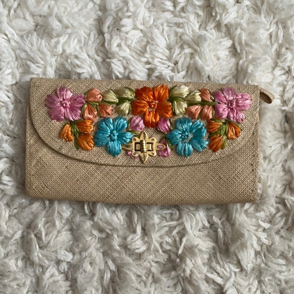 VINTAGE Multicolored Floral Embroidered Straw Clutch